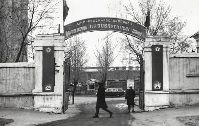 Завод начали строить в 1936 году на тогдашней окраине Воронежа. К июню 1941-го здесь появились солодовенный цех, башня элеватора, котельная и углекислотный цех. Завершить строительство до войны не успели