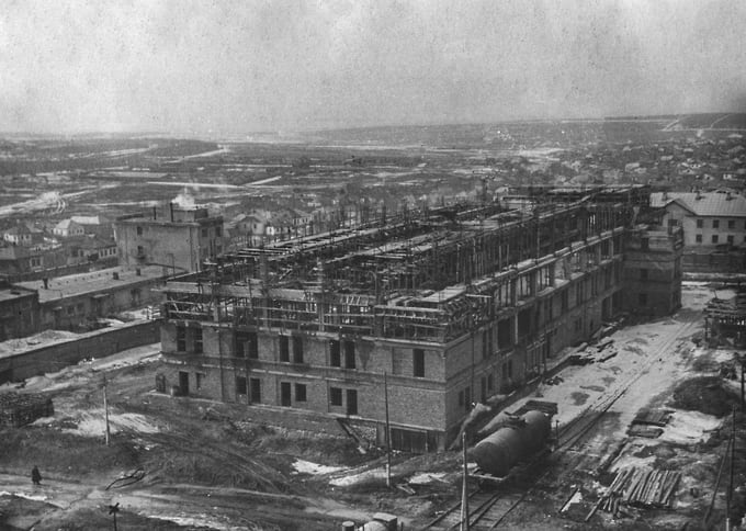 В 1949 году заработал небольшой пивзавод. Рядом продолжали строить более мощное предприятие, которое ввели в эксплуатацию в 1964-м. От начала строительства до запуска большого завода прошло 28 лет