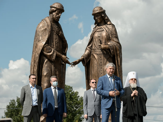 Отдельное место в деятельности предпринимателя заняли благотворительные проекты. Евгений Хамин выступил инициатором строительства и основным благотворителем храма Петра и Февронии возле «Града». Позднее рядом установили памятник святым покровителям семьи. На фото — его открытие 4 августа 2021 года с участием представителей областной власти, духовенства и благотворителей
