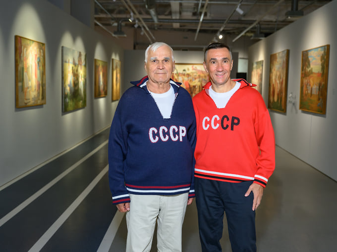 Осенью 2026 года посетителям представили другую часть художественного собрания — советское искусство, которое коллекционер собирал более 20 лет. Выставка «Назад в СССР» объединила около 150 произведений живописи и графики: государственные торжества, трудовые будни и частную жизнь. На фото — Евгений Хамин (справа) с отцом Николаем (слева)