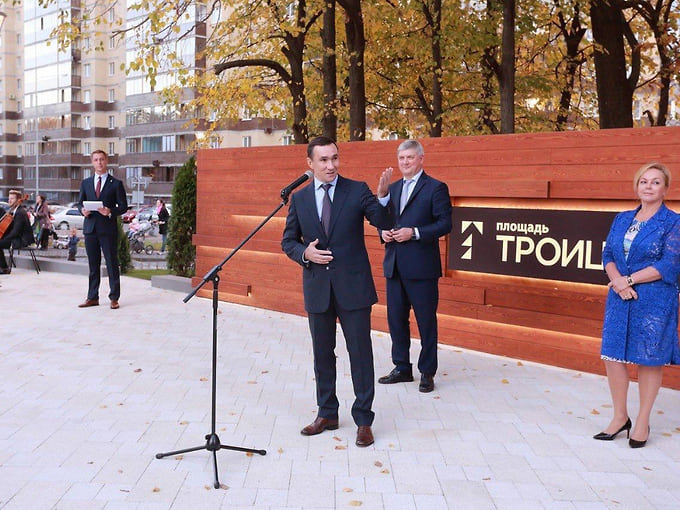 В жилищных проектах находилось место и для сохранения памяти о людях, определивших облик Воронежа. В городском квартале «Троицкий» появилась площадь имени архитектора Николая Троицкого. 15 октября 2018 года здесь открыли памятник зодчему, участвовавшему в послевоенном восстановлении города. На фото — Евгений Хамин во время выступления на открытии площади
