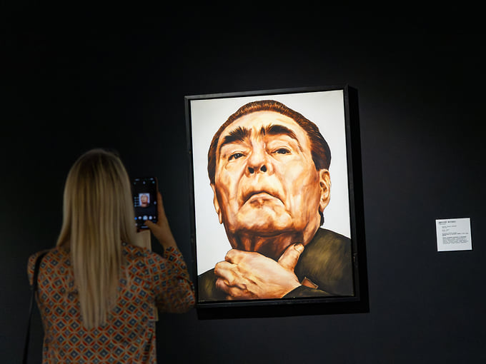 На выставке «Наперекор судьбе» представлен «Портрет Леонида Брежнева» Дмитрия Врубеля, созданный в 1989–1999 годах. Художник использовал фотографии из советской прессы, но вместо привычного парадного изображения генсека выбрал необычный ракурс, превратив его лицо в почти монументальный образ