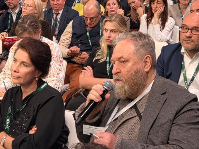Гендиректор ГК «Биоцентр» Александр Харченко (на переднем плане справа) на сессии по повышению плодородия сельхозземель выставки «Золотая осень»