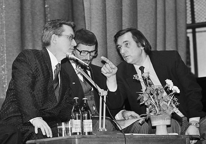 К началу 1990-х Клыков стал заметным участником национально-патриотического движения. В 1991 году он подписал обращение «Слово к народу» и вошел в редколлегию газеты «День». На вечере издания скульптор находится в центре, справа — писатель и главный редактор Александр Проханов