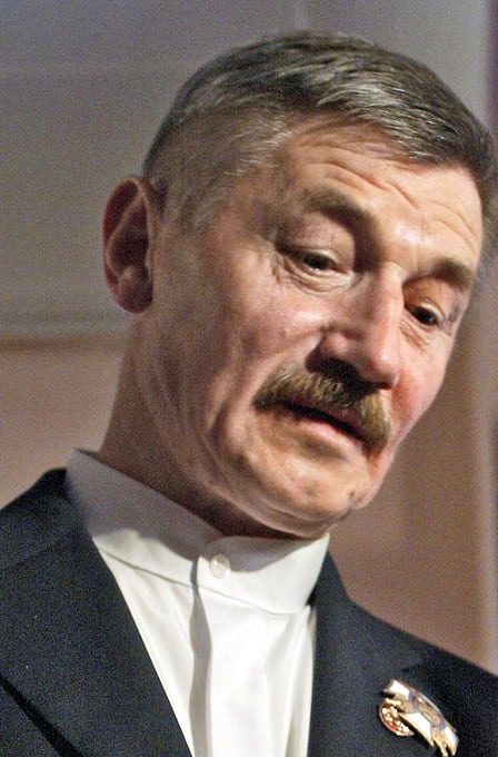 Вячеслав Клыков родился 19 октября 1939 года в селе Мармыжи Курской области. Автор московского Меркурия и памятников православным святым считал искусство частью общественной жизни. «Не богемой мы хотим быть, а участниками строительства своего отечества»,— объяснял он свое понимание профессии