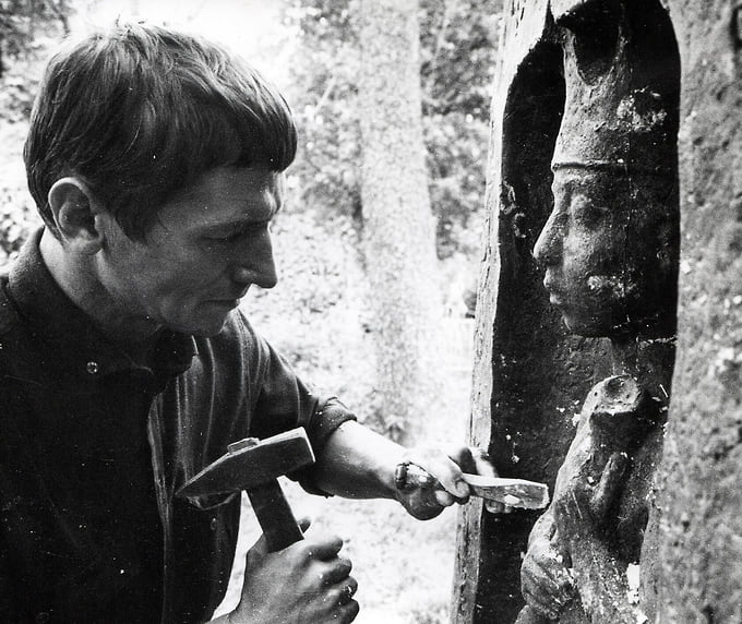 Одним из первых литературных героев Клыкова стал Велимир Хлебников. В 1975 году скульптор установил памятник на месте первоначального захоронения поэта в деревне Ручьи Новгородской области. Прах Хлебникова к тому времени уже находился в Москве: его перенесли на Новодевичье кладбище в 1960 году