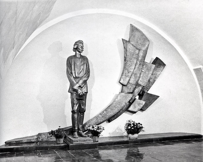 Скульптор работал и для московского метро. В 1979 году он создал бронзовую фигуру Максима Горького для станции «Горьковская», ныне «Тверская», и участвовал в оформлении зала. Сегодня памятник находится в переходе между «Тверской» и «Чеховской»