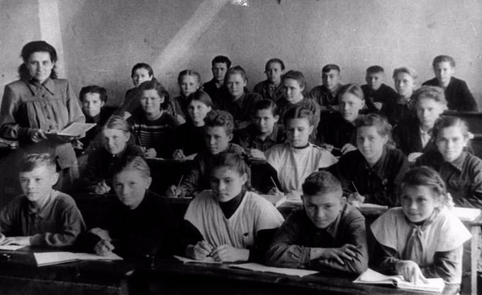 На школьном снимке 1952 года Клыков — второй слева в первом ряду. Его первой профессией стала сварка. В курской артели «Красный коммунар» он вырезал из мела портреты товарищей. Увидев их, художник Николай Лобачев посоветовал ему поступать на художественно-графический факультет пединститута