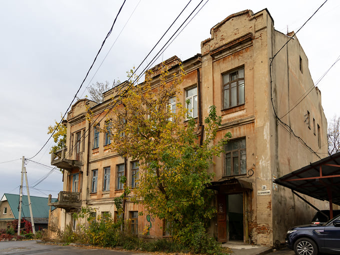 Дом Фирюпкина построен в 1914–1915 годах по проекту Михаила Замятнина — одного из наиболее известных воронежских архитекторов. Заказчиком строительства был предприниматель Константин Фирюпкин. Во время боёв за Воронеж в 1942–1943 годах здание чудом уцелело: около 90% построек правобережной части Воронежа были разрушены или сожжены. Дом Фирюпкина получил сильные повреждения 
