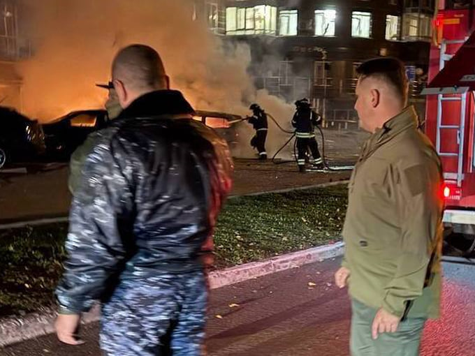 Мэр Валентин Демидов и сотрудник оперативных служб на месте атаки