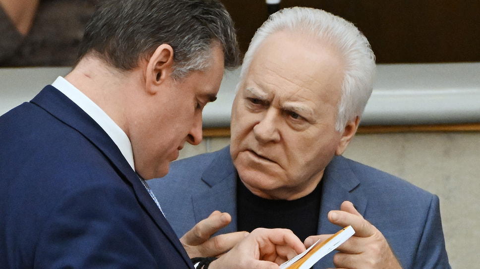 Анатолий Лисицын (справа)