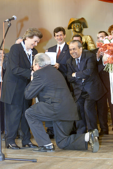 2001 год. Валентина Терешкова и председатель РСПП Аркадий Вольский во время награждения лауреатов Национальной премии имени Петра Великого 
