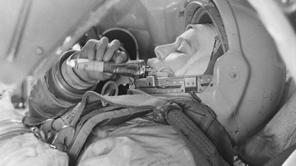 1962 год. Валентина Терешкова в макете космического корабля. Прием космической пищи 