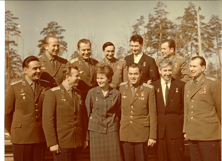 1964 год. Советские летчики-космонавты. В первом ряду слева направо: В. Комаров, Ю. Гагарин, В. Терешкова, А. Николаев, К.Феоктистов, П. Беляев. Во втором ряду слева направо: А. Леонов, Г. Титов, В. Быковский, Б. Егоров, П. Попович.  