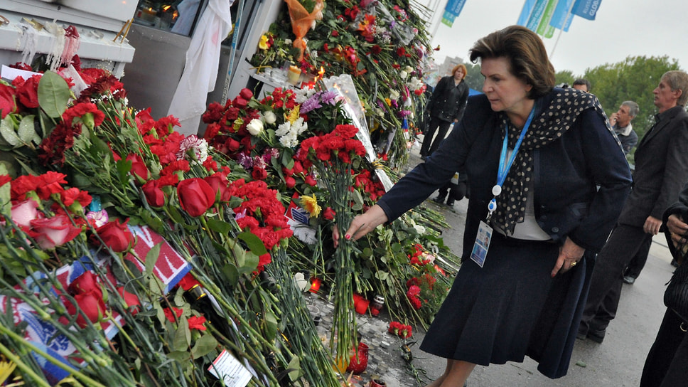 08.09.2011. Валентина Терешкова во время возложения цветов к стене стадиона "Арена-2000" после гибели команды ХК "Локомотив" 