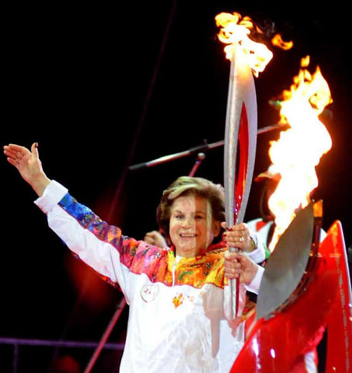 2014 год. Валентина Терешкова с олимпийским факелом в руках 