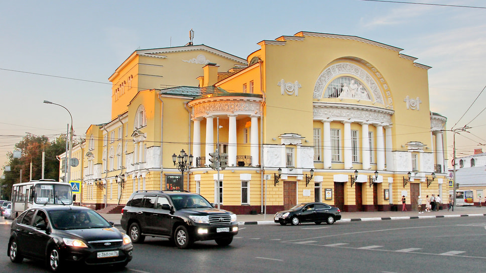 Ярославль — родина публичного русского театра европейского типа. Именно здесь любительская труппа купеческого сына Федора Волкова в середине XVIII столетия стала устраивать первые театральные представления для всех желающих, на которые можно было попасть за деньги. Сегодня имя Федора Волкова носит театр, который в городе называют «первым русским»