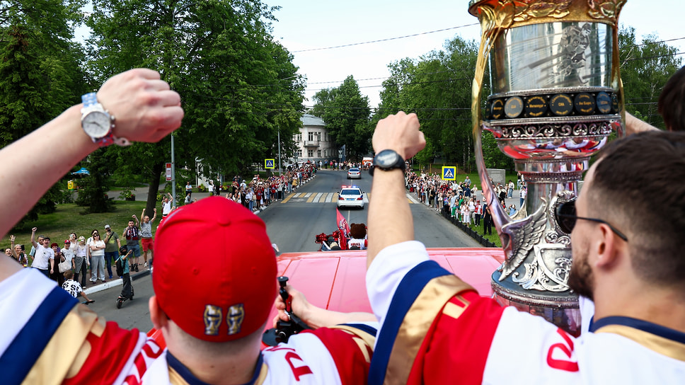 Болельщики встречают чемпионский автобус в центре 