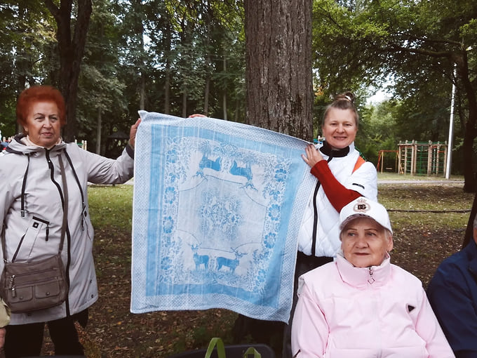 «Я принесла на праздник покрывало. Совершенно случайно нашла его в дачных закромах. Оно принадлежало моему дяде, потом мама укутывала в этот плед моего старшего брата, когда он родился. Есть что-то невероятно теплое в таких находках. Обычная вещь становится семейной памятью, связывая несколько поколений», — рассказала участница мероприятия Мария Ненилина (справа вверху) 