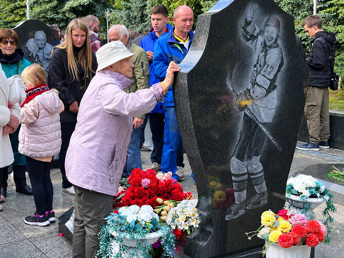 У памятника капитану «Локомотива» Ивану Ткаченко на Леонтьевском кладбище в Ярославле