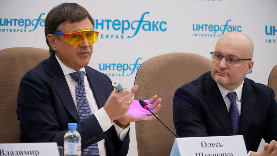 Председатель Профессионального общества гигиенистов стоматологических России Олесь Шевченко и президент Российского общества специалистов по опухолям головы и шеи Али Мудунов обсуждают вопросы онкопрофилактики 