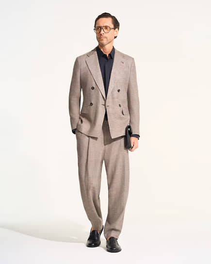 Пиджак, рубашка, брюки, все — Giorgio Armani; футляр для документов, Saint Laurent; оправа, Tom Ford