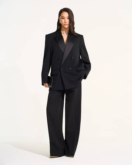 Жакет и клатч, Saint Laurent; брюки, Dolce & Gabbana; туфли, MVST; серьги и колье, Pasquale Bruni