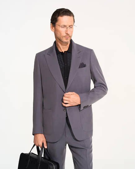 Костюм, Kiton; рубашка и ремень, Stefano Ricci; платок, Giorgio Armani; оправа, Balenciaga
