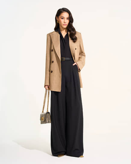 Жакет, Dolce & Gabbana; блузка и брюки, Elie Saab; туфли, MVST; сумка, Valentino; ремень, Bottega Veneta; серьги, Jil Sander