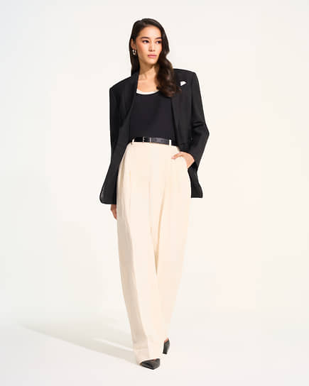 Жакет, Brunello Cucinelli; топ, MVST; брюки, Dolce & Gabbana; туфли, Kiton; платок, Brioni; серьги, Jil Sander