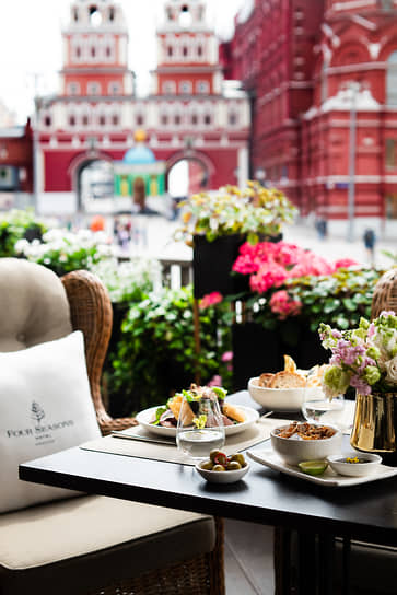 Терраса бара «Московский» в отеле Four Seasons Moscow