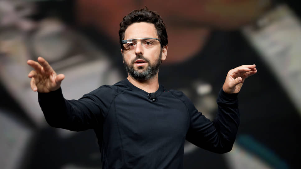 Генеральный директор Google Сергей Брин демонстрирует Google Glass 