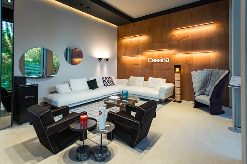 Диван и столик Sengu, пара кресел 637 Utrecht armchair, кресло Feltri, торшер Ficupala, вазы Impronta Bocca, Sestiere, Cassina 