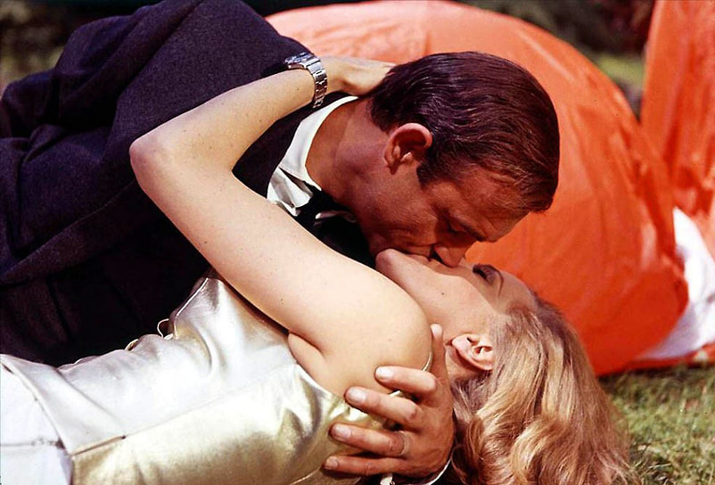 Актриса Онор Блэкман в роли Пусси Галор в фильме «Голдфингер» (1964)