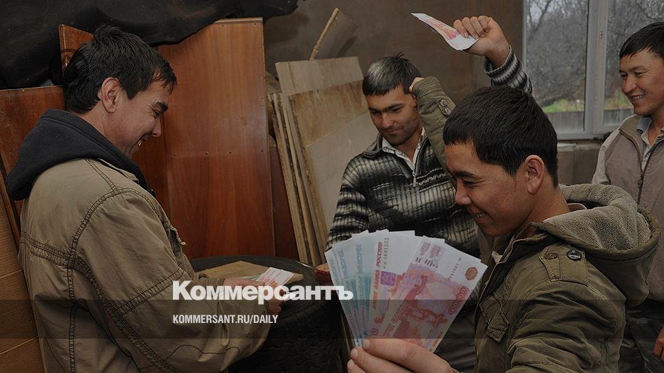 Узбек украинцам. Мигрант с деньгами. Мигранты в банке. Банк для мигрантов. Таджики мигранты.