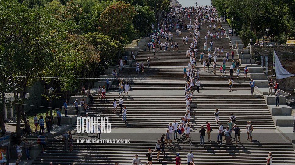 Население одесской. Лужники Потемкинская лестница. Одесса Украина население. Одесса население 2022. Одесса численность.