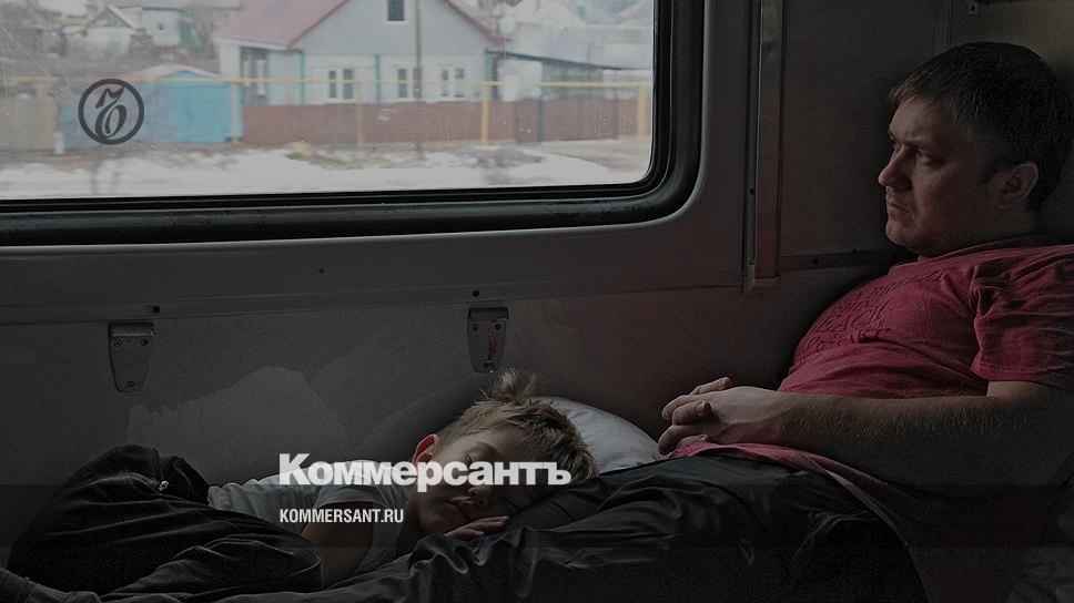 В чем спать в поезде. Мальчик в электричке. Люди в поезде. Спящий человек в поезде. Дети спят в поезде.