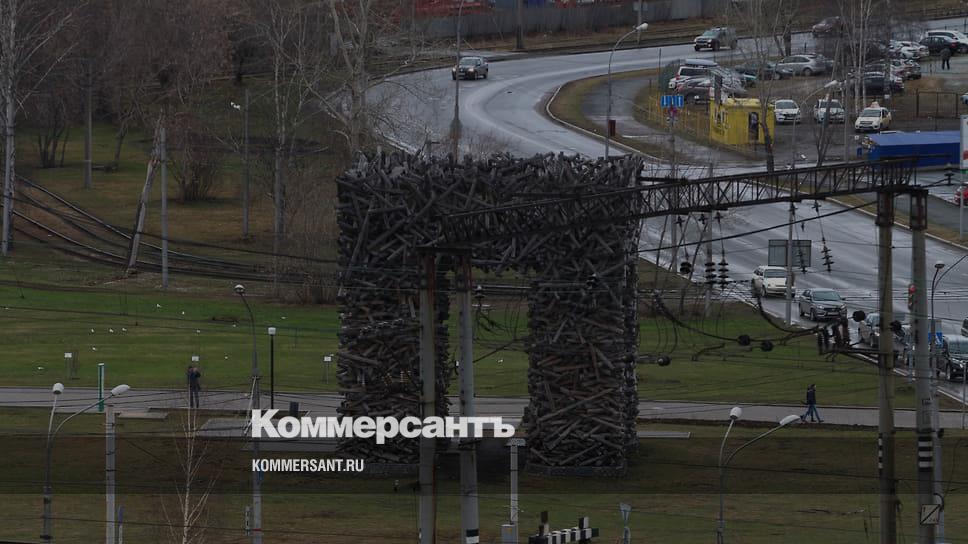 Объект пермь. Паблик арт объекты Пермь. Средовые объекты Перми. Пермские ворота кто их сделал. Старший брат пермских ворот.