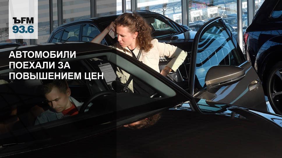 Пугачёва уезжает на машине. Коля с родителями едет на машине