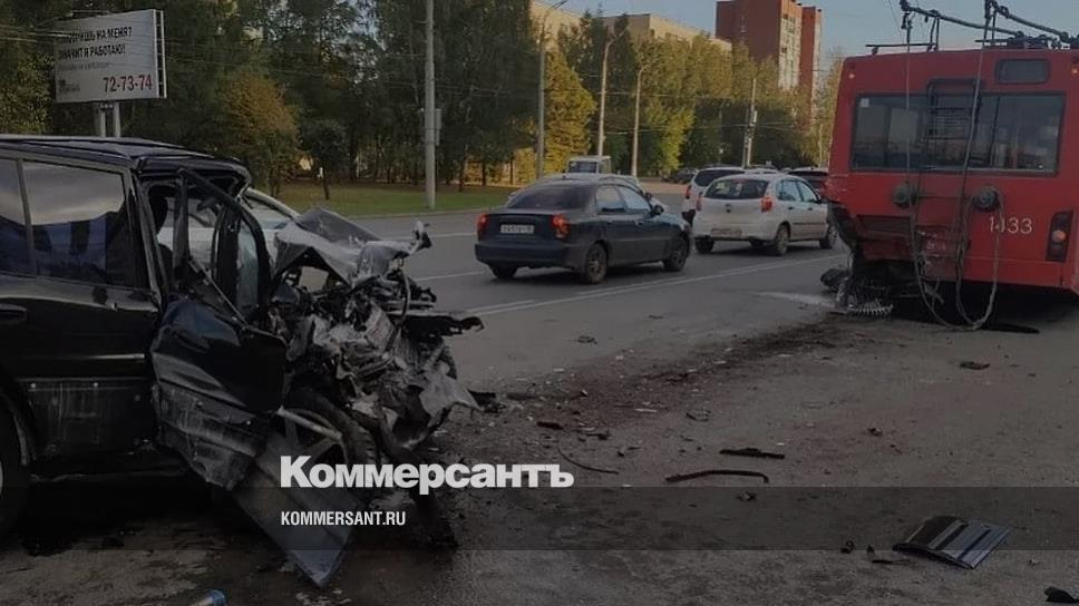 Три человека получили травмы при столкновении троллейбуса и Toyota в ...