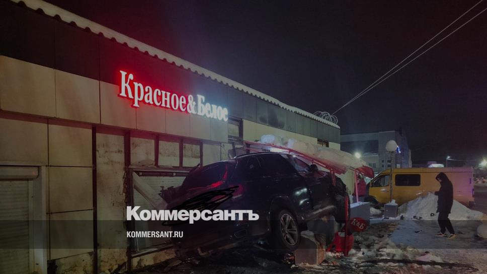 Водитель bmw в сарапуле сбил пешехода и врезался в магазин