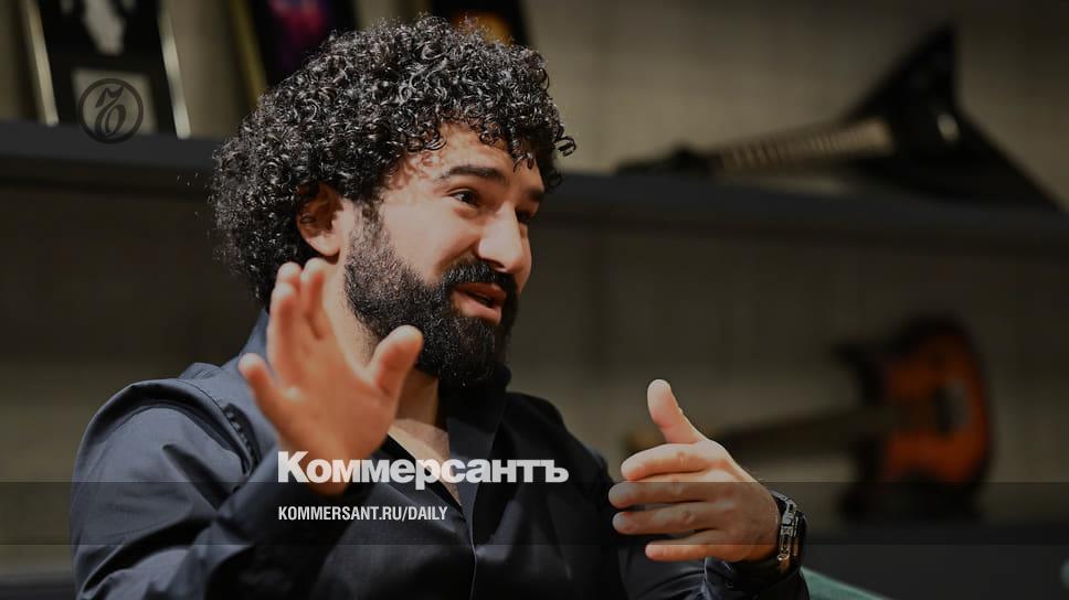 исполнившим партию.