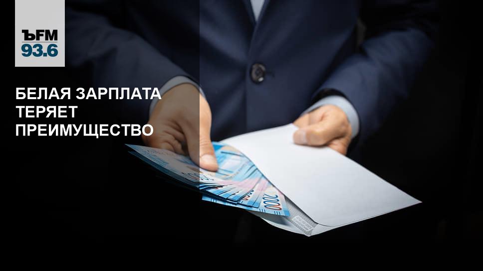 авы перед устным собеседованием. человек за компьютером на белом фоне. белый работает. работа в белую. девушка бухгалтер.