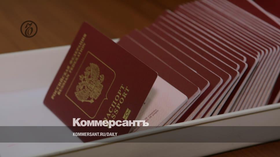 Soldiers to be deprived of foreign passports right at the border - Kommersant
