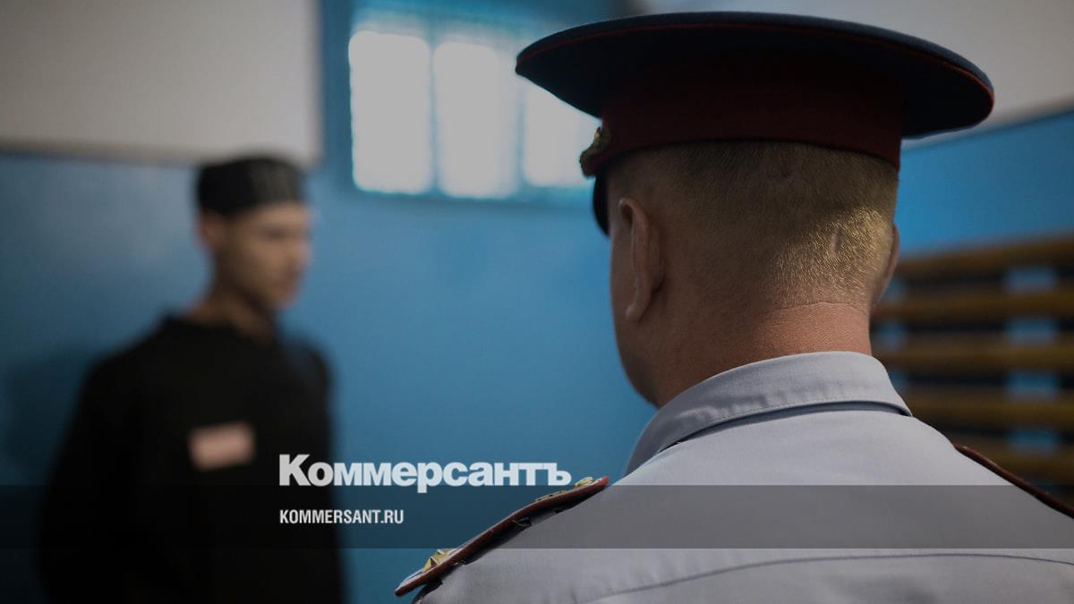 Prison going. Надзиратель в тюрьме. Мужская колония строгого режима. ФСИН надзиратель.
