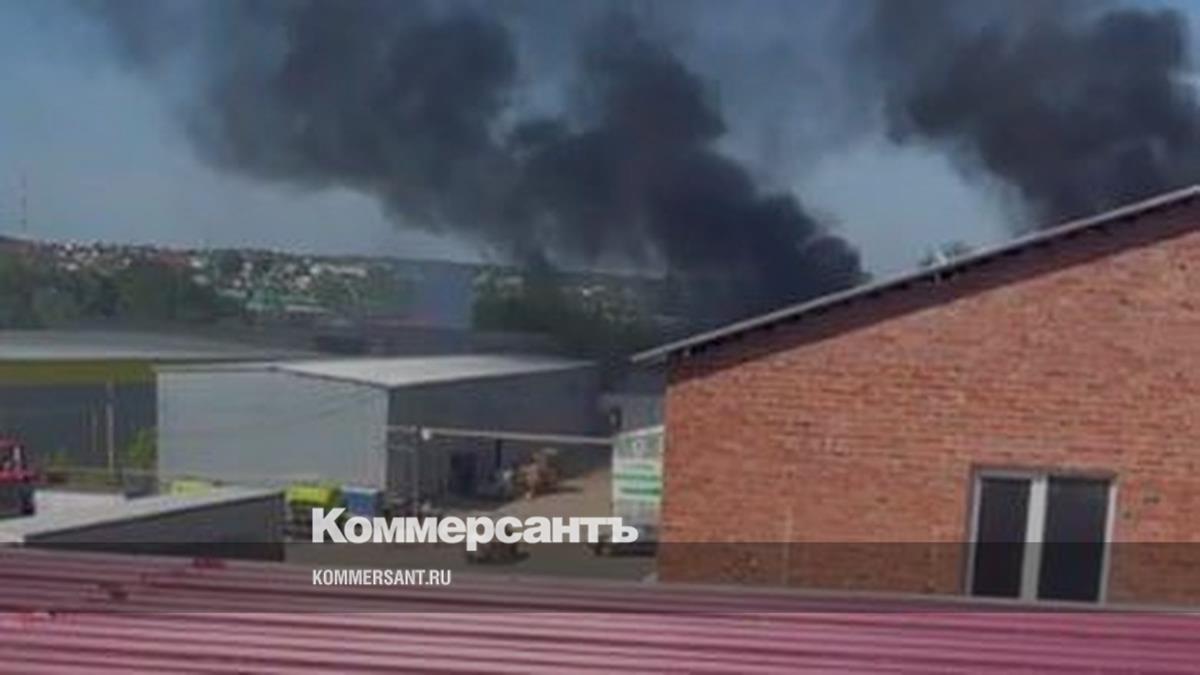 Какой завод в ижевске горит. Пожар в Ижевске. Пожар в Ижевске сегодня. Пожарные Ижевска. Пожар в Ижевске сейчас Ленинский район.