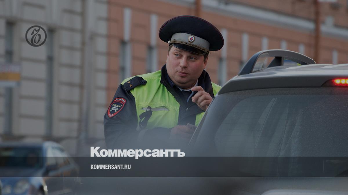 Около 27. Добрый гаишник. Довольный ДПС. Хитрый гаишник. Хитрый сотрудник ГИБДД.