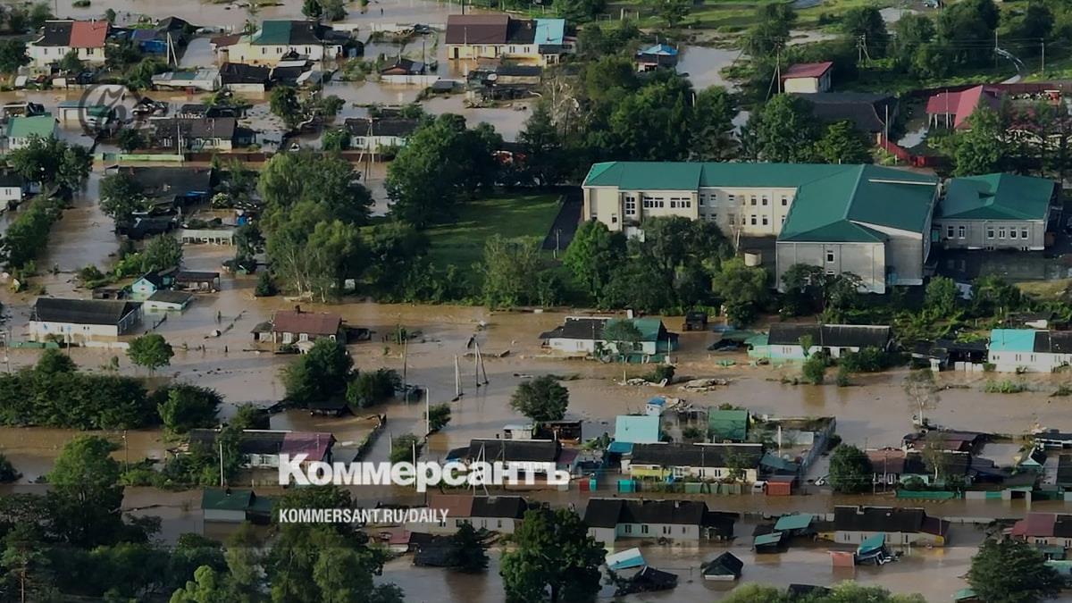 Large landing ship evacuates tourists from flooded areas of Primorye
