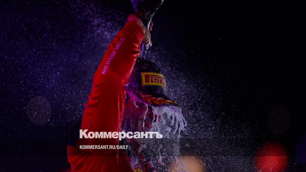 Carlos Sainz wins the Singapore Grand Prix and ends Max Verstappen's F1 record streak
