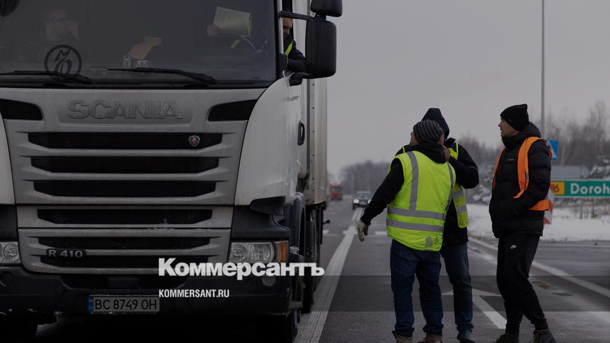 Число грузовиков с гумпомощью Украине на польской границе сократилось –  Коммерсантъ